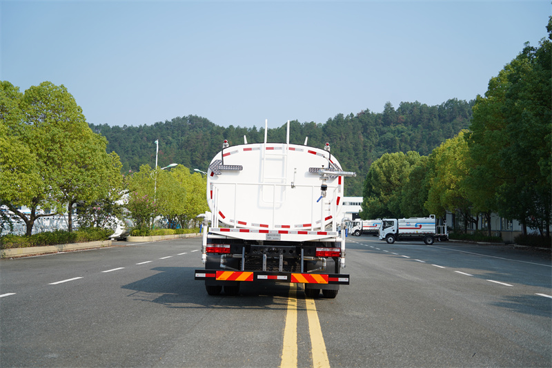 【汉成牌】东风股份D9-240马力洒水车 16方（燃油车）